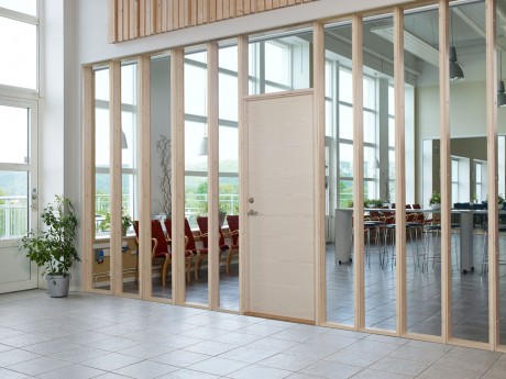 Att skapa ett unikt uttryck i det offentliga rummet är inga problem med Swedoor JW:s stora utbud av massivdörrar. 