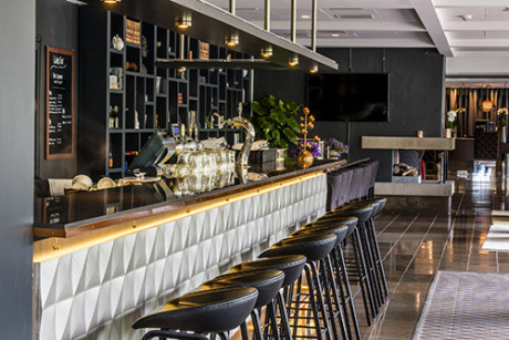 Radisson Blu Arlandia Hotel har 339 ljudisolerade rum, en nyligen renoverad restaurang som serverar svenska specialiteter och 30 toppmoderna mötesrum