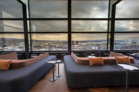 Snøhetta har designet nye Summit Bar som gir  gjestene spektakulær utsikt over Oslo