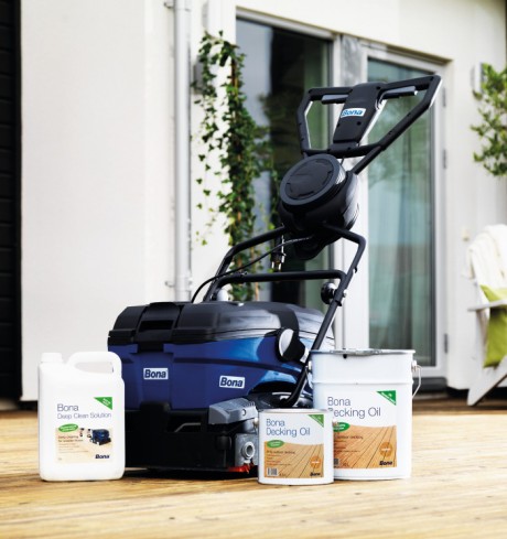 Med Bona Decking System för du grådaskiga trädäck att se ut som nya. Djuprengör och undehåll görs smidigt med Bona PowerScrubber och Bona Decking Oil.