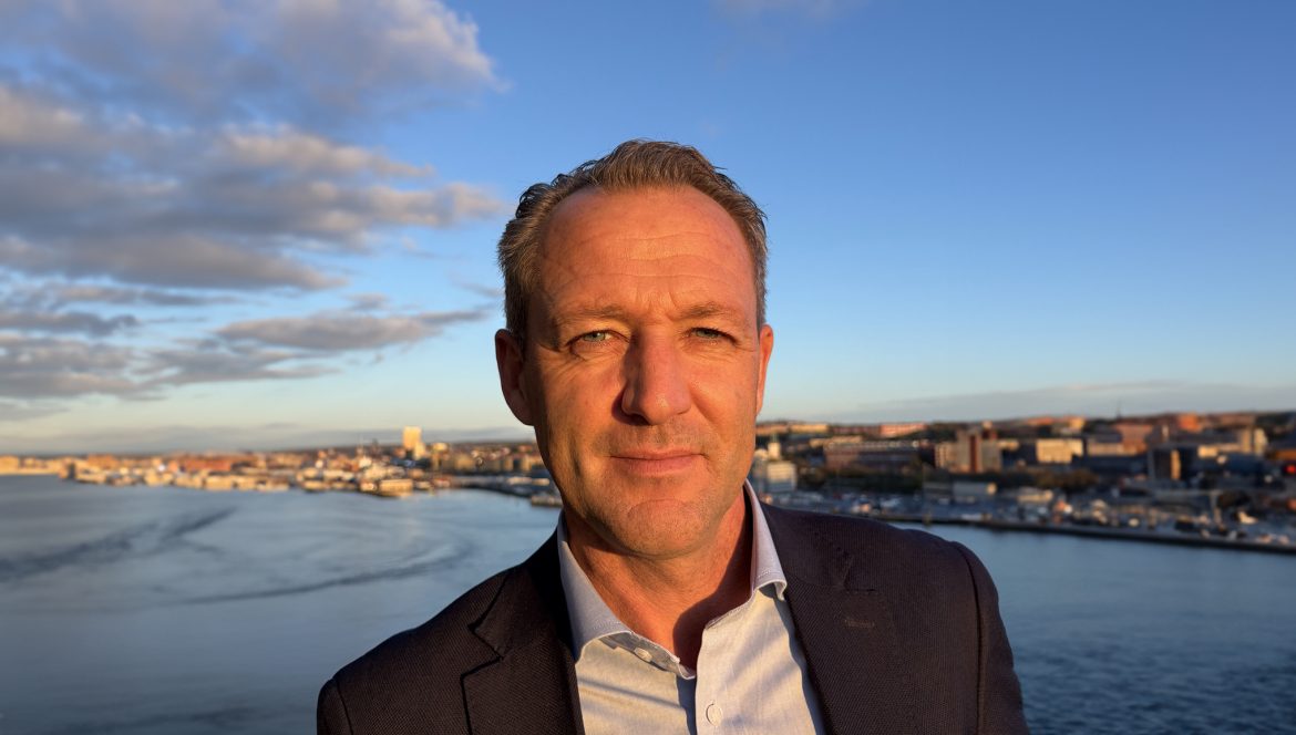 Johan Warfvinge_liggande