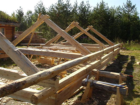 En stolpverkskonstruktion under uppbyggnad. Foto: Ulrik Hjort Lassen