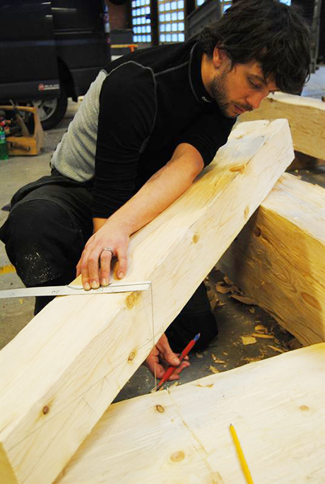 Ulrik märker för att kunna fälla ned en snedsträva i en grindkonstruktion. Foto: Trond Oalann