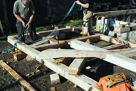 Foto 4: Ulriks praktiska experiment på komplexa takkonstruktioner. Foto: Ulrik Hjort Lassen
