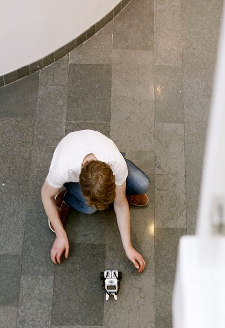 Legorobotar i miniformat, som konstrueras, programmeras och sedan tävlar ¬mot varandra på en snitslad bana.